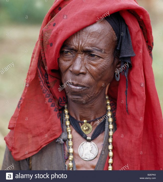 an-old-oromo-woman-wears-a-brass-necklace-and-pendant-and-a-silver-B2EPK0.jpg