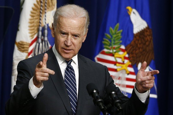 Joe-Biden-shoots-finger-guns.jpg