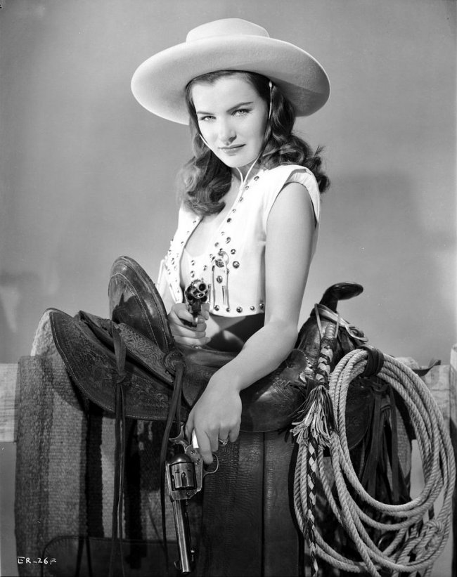 vintage-hollywood-actress-ella-raines-1940s-003.jpg