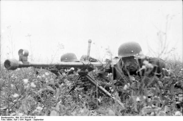 Bundesarchiv Bild 101I 283 0619 31, Russland, Deutsche Soldaten mit Panzerbüchse 39