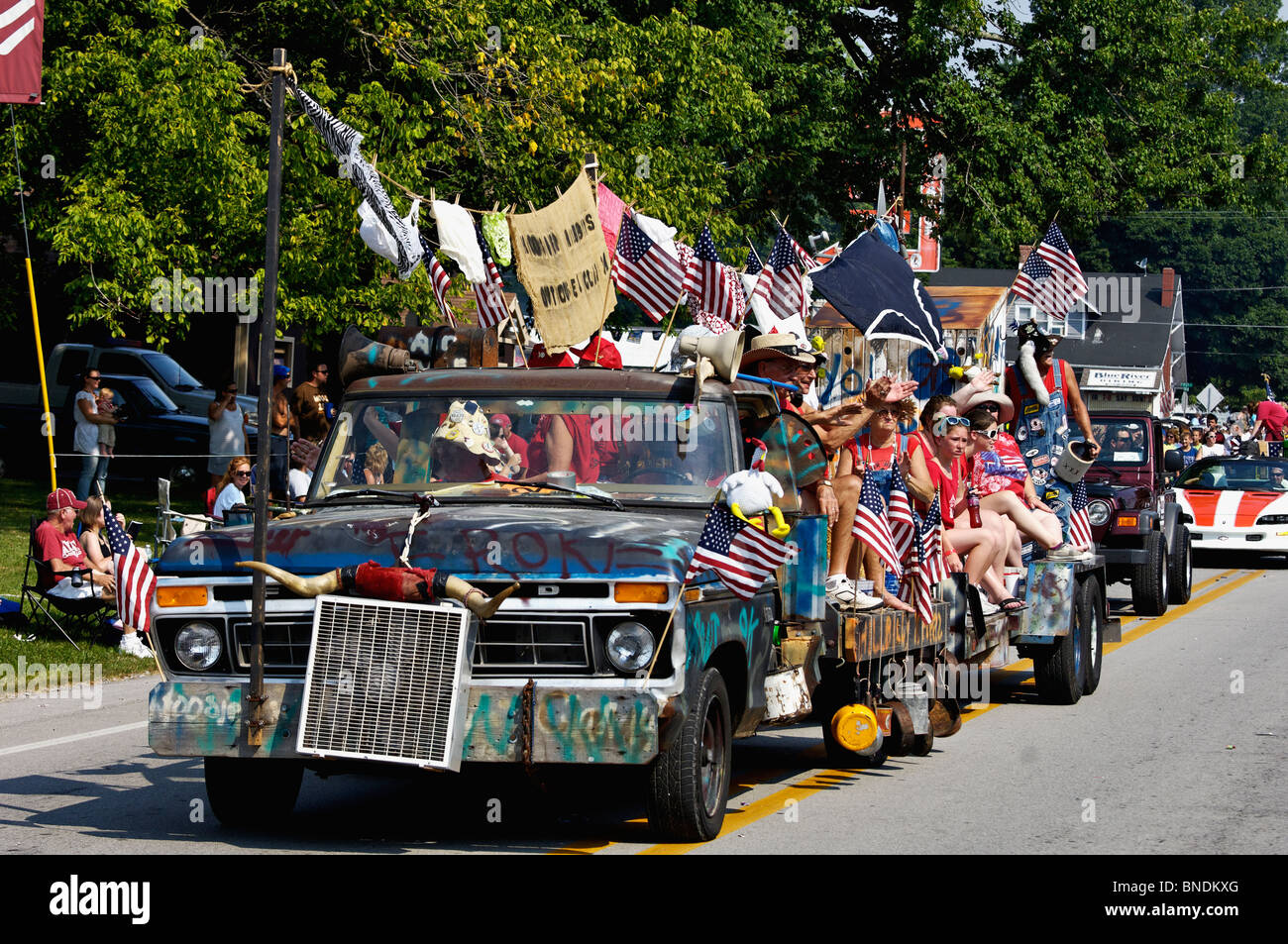 hillbilly-float-in-oldest-continuous-independence-day-parade-in-america-BNDKXG.jpg