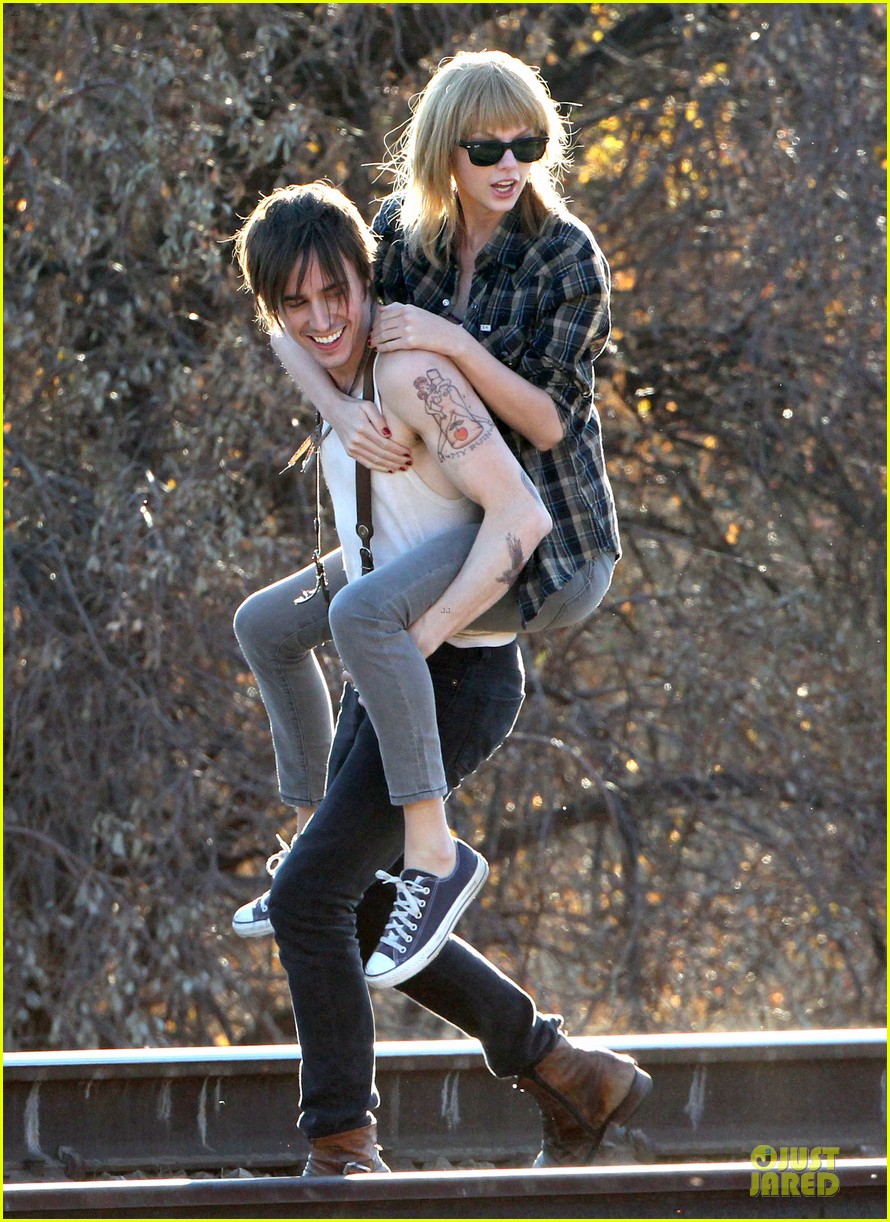 taylor-swift-piggy-back-ride-on-i-knew-you-were-trouble-set-26.jpg