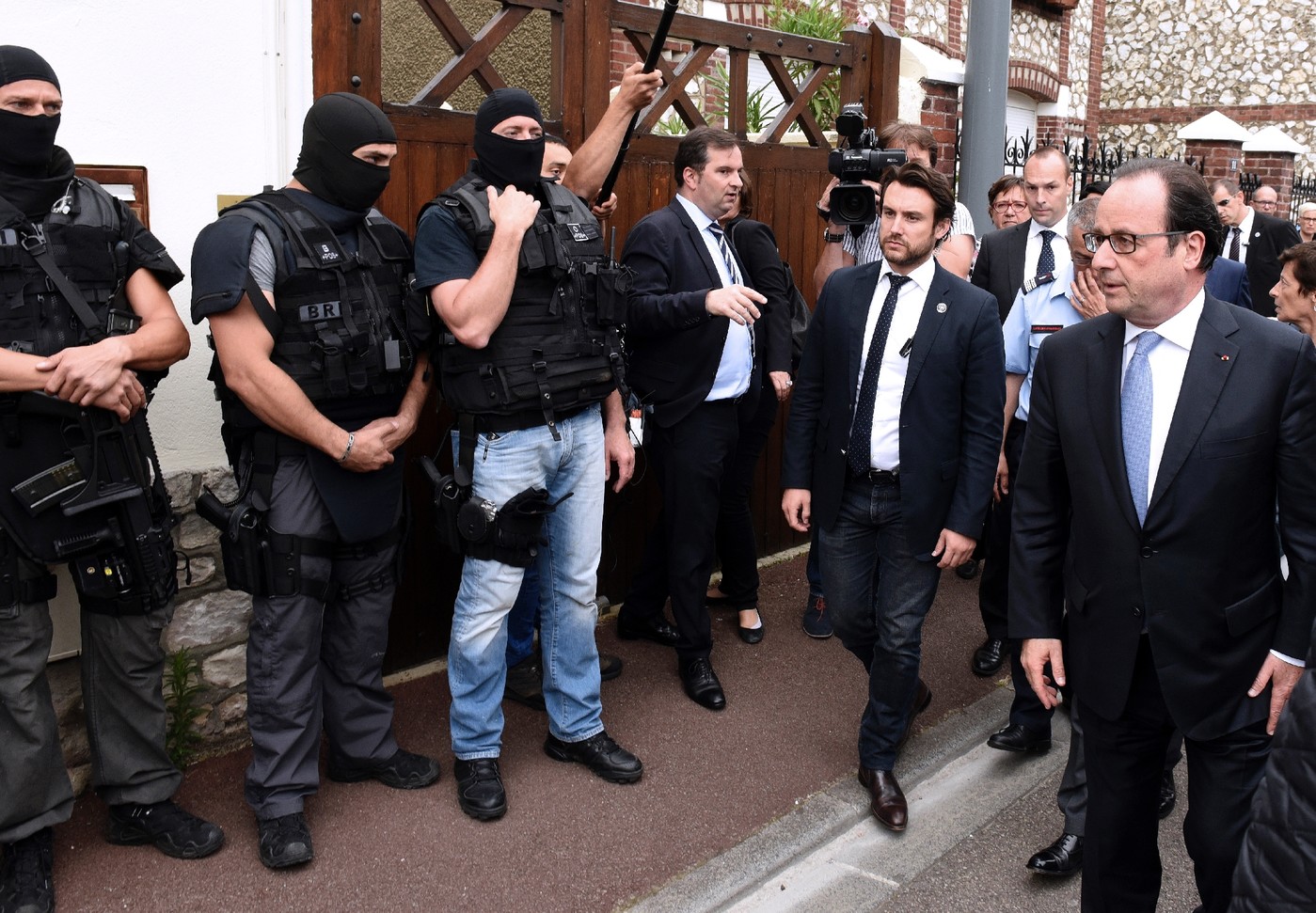 Francois-Hollande-arrive-Saint-Etienne-Rouvray-passe-devant-policiers-BRI-26-juillet-2016_2_1400_971.jpg