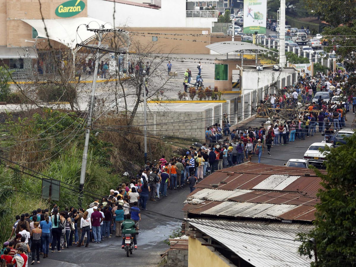 food-line-in-venezuela-san-cristobal.jpg
