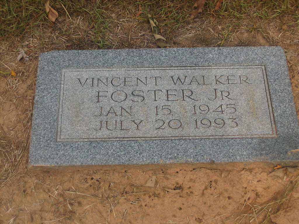 1024px-Vince_Foster_grave_IMG_1511.JPG