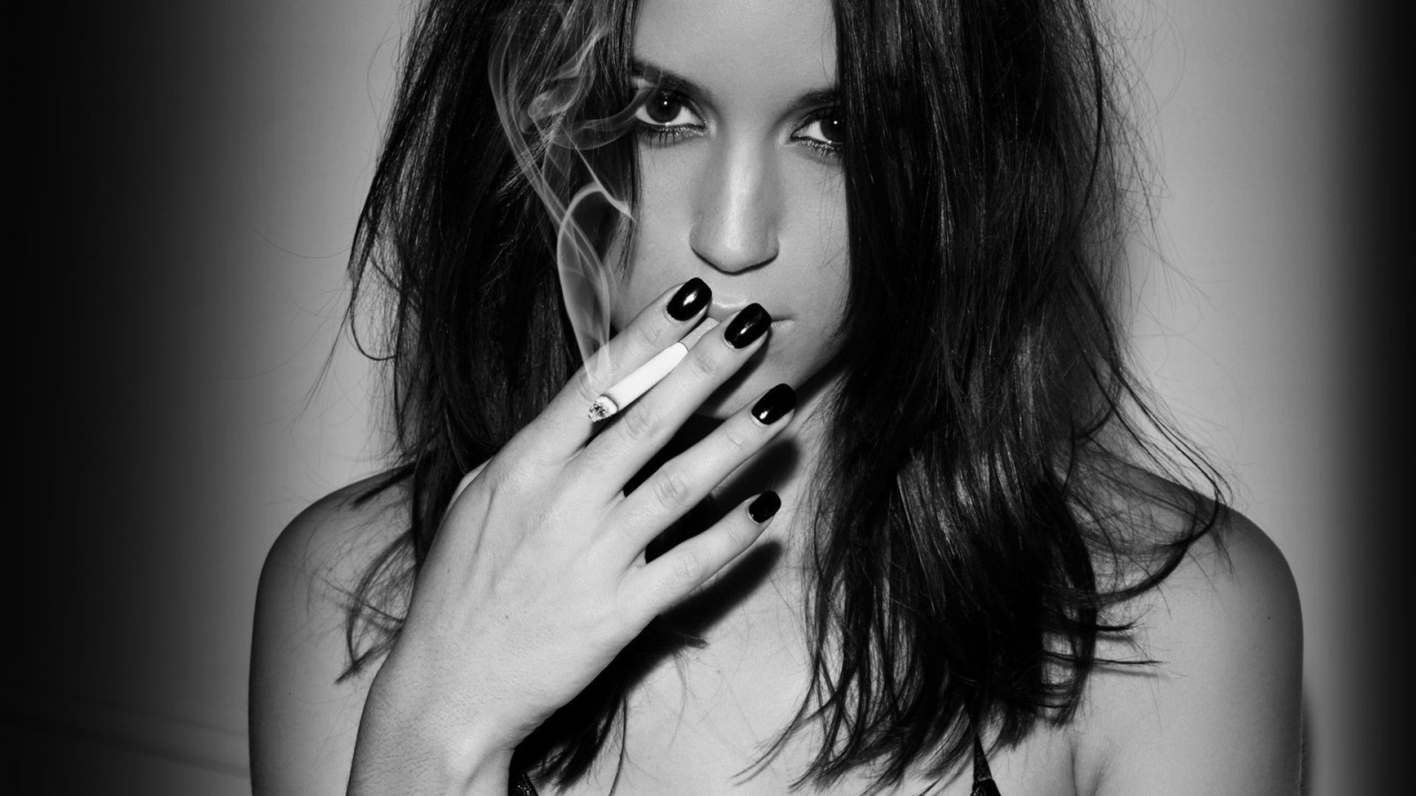 Rosie_Jones_monochrome_cigarettes_smoking_women_model_looking_at_viewer_long_hair-257917.jpg!d