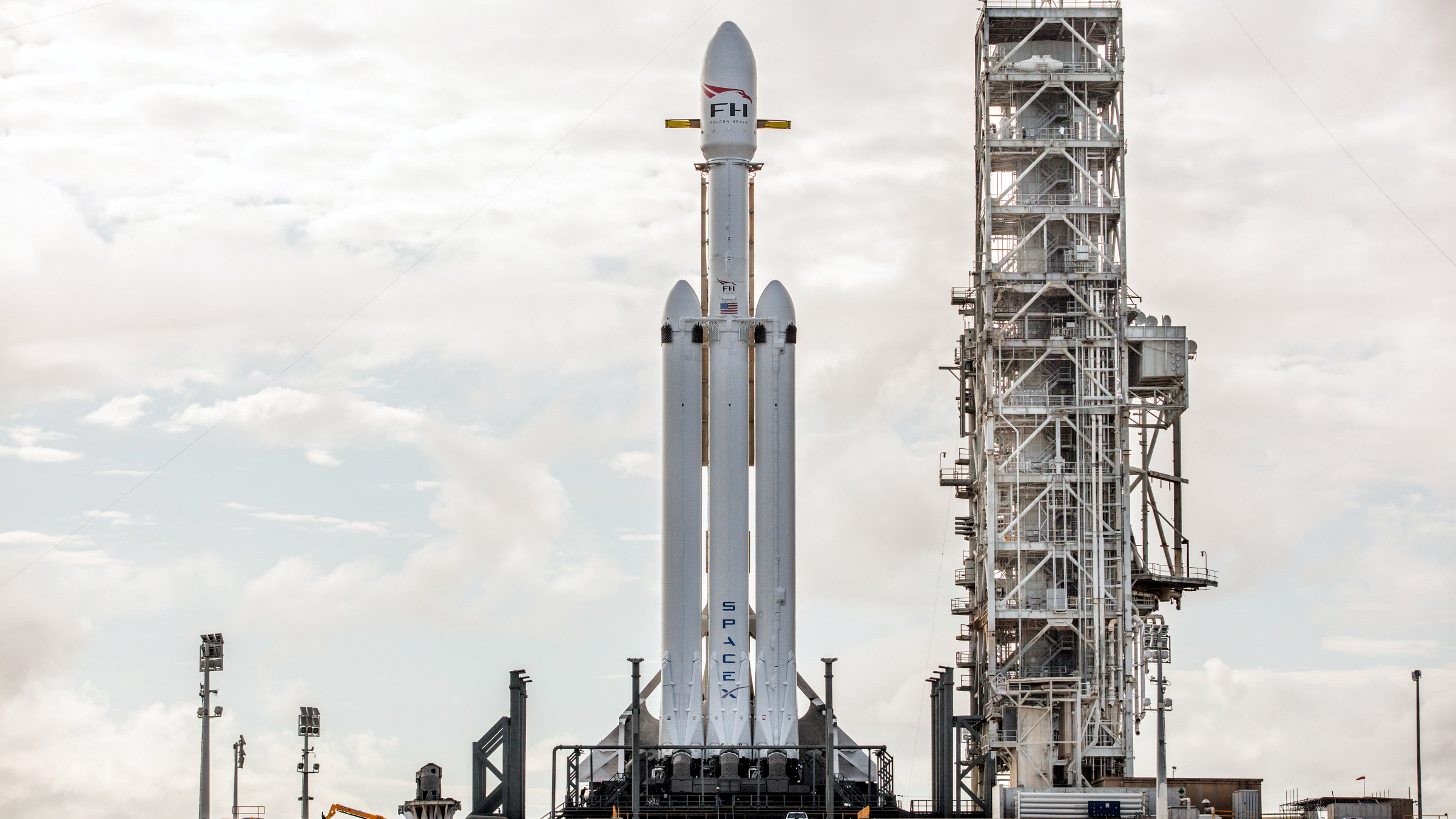 spacex-falcon-heavy-launch-rocket-debut-elon-musk-sls-moon-mars.jpg